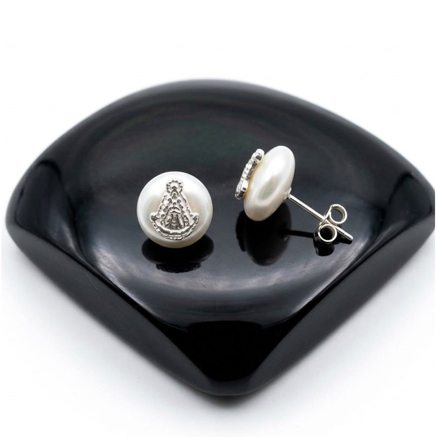 P. Pendientes perla Shell plana de 10mm con Virgen del Rocío